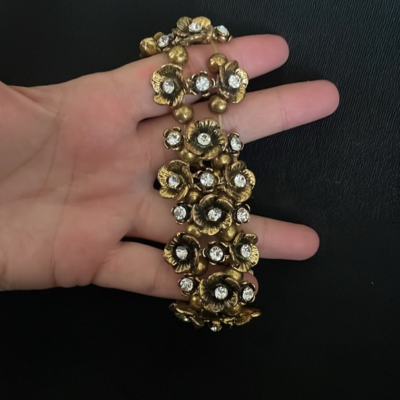 🖤Gold Tone Pansy Rhinestone Stretch Bracelet. - Picture 2 of 8